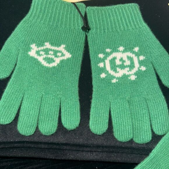 Nwt Green Knit Gloves with White Pattern perfect for big kids - Picture 1 of 3